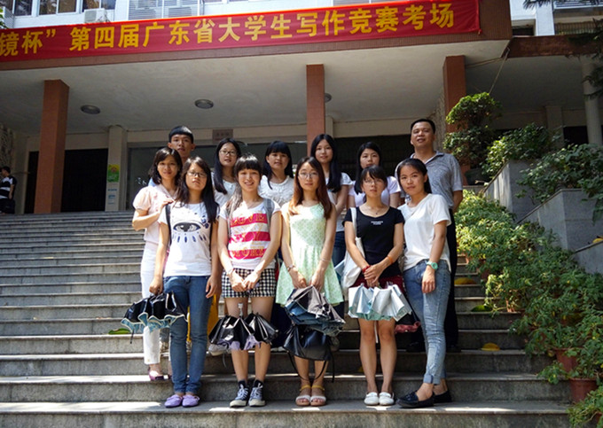 5月31日,第四届广东省大学生写作竞赛在广东技术师范学院举行。我校人文学院语文教育专业选派10名优秀学生参赛,最终取得高职高专组5个一等奖、5个二等奖的佳绩。 此次竞赛设有专科组和本科组,全省共有29所院校组队参赛,本科组到场人数563人,高职高专组到场人数407人。在比赛过程中,我校选手紧紧围绕“大学校园生活和大学生积极进取”为主题,在赛场上沉着应对,稳定发挥,取得优异成绩。曾惠珍、李叶彩、黄秋娟、钟楚慧、李悦同学荣获一等奖,叶嘉欢、彭珍珍、叶妙兰、叶晓利、谢宇鹏荣获二等奖。 据悉,这是我校首次选派学生参赛,为做好此次大赛的组织和参赛工作,李日新、骆宇颖两位指导老师从选手选拔、竞赛指导等方面进行了精心组织和悉心指导。通过这次比赛,既锻炼了参赛选手的写作能力和抗压能力,又提高了专业教师的实战经验,为今后的实践教学奠定了良好的基础,也充分展现了我校语文教育专业办学水平和学生的综合素质。