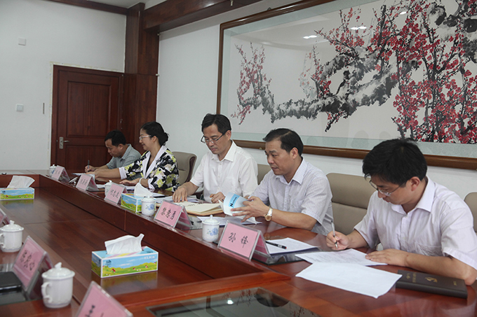 来访市领导听取汇报