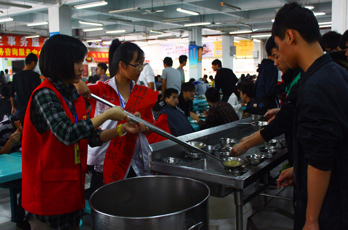 开展“光盘”行动接力活动的志愿者们