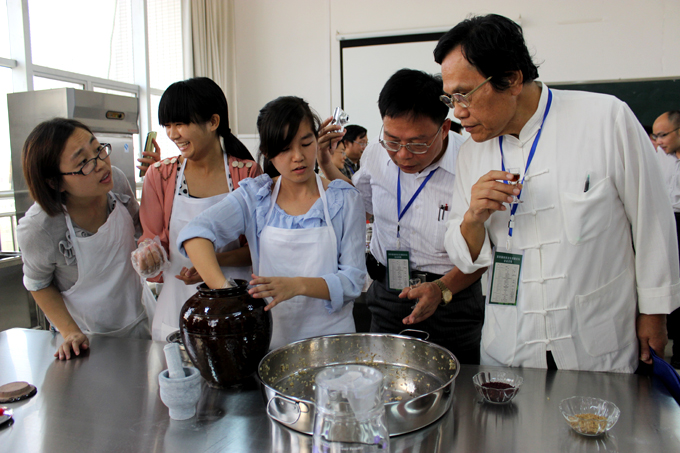 领导学者参观学院黄酒酿造实训室