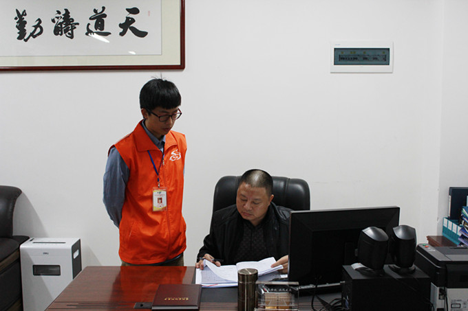 “马上办”工作人员到各行政处室办理业务