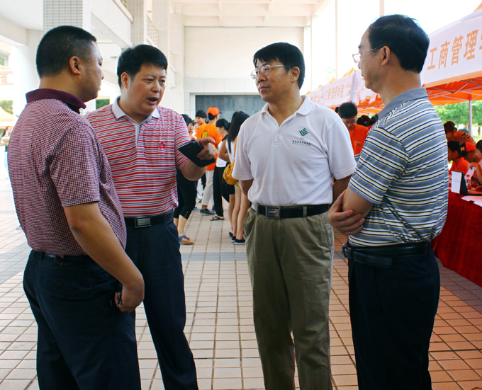 校长刘安华、副校长陈农心、赖小景走访迎新现场