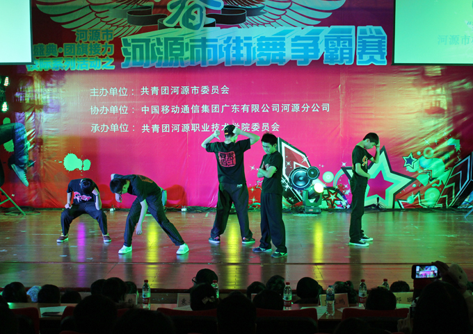 让人热血沸腾的齐舞表演