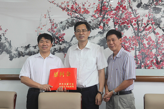 为我校送上教师节慰问金