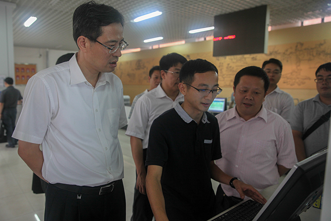 何忠友在图书馆了解借阅系统