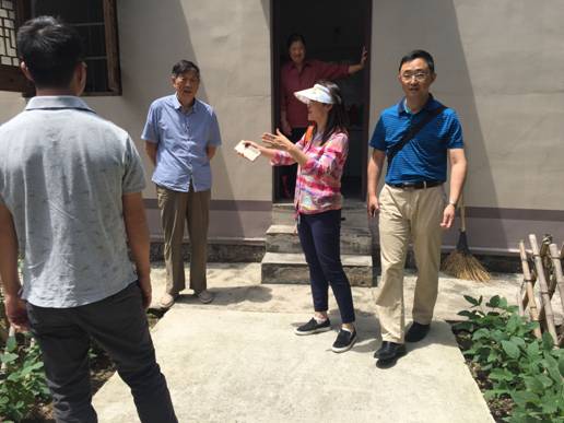 与当地村民交流