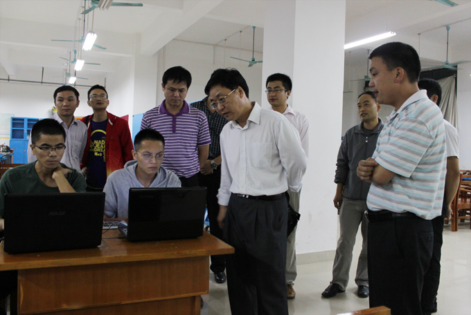 王小宁副校长走访实训车间