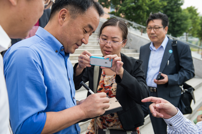 在纪念品上签名