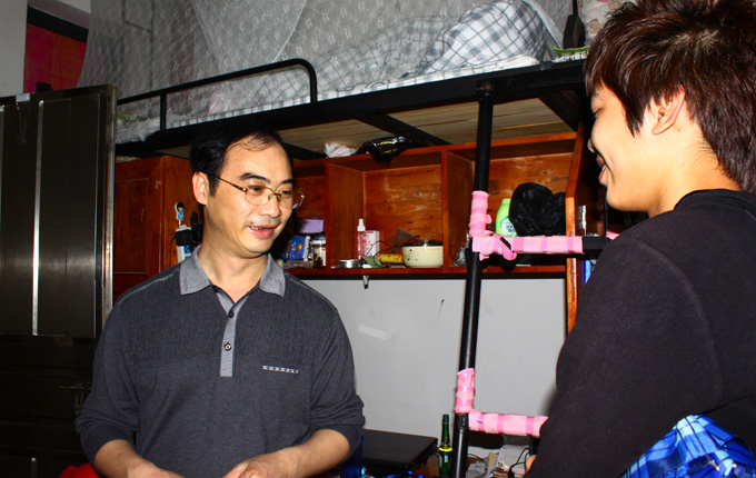 赖小景副校长了解学生宿舍情况