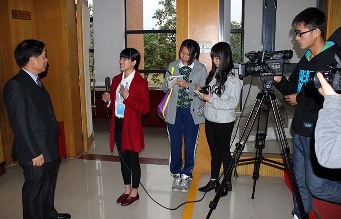 我校记者采访林江龙校长