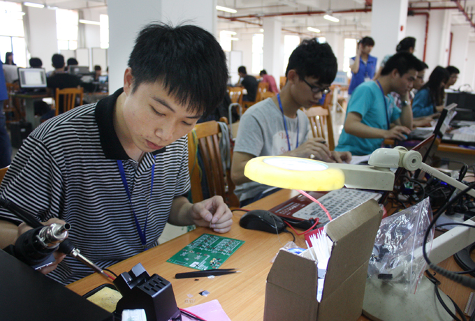 专注比赛的我校选手