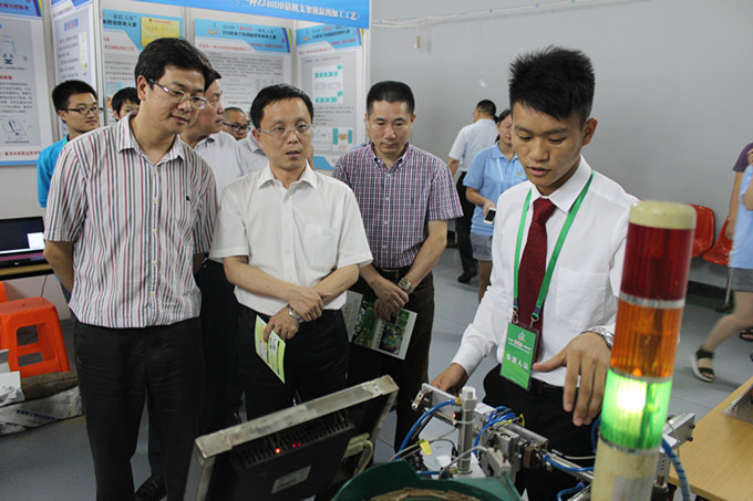 我校参赛学生在现场问辩环节回答评委提问