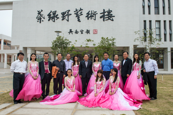 与我校正在排练舞蹈的同学们合影