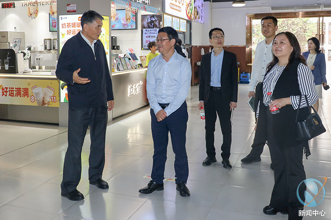 说明: D:\Backup\Documents\WeChat Files\wxid_538tascmzp7l22\FileStorage\File\2023-04\2023.04.10 汕尾职业技术学院校长一行来访交流 摄影:潘峰芝 刘绮欣\已处理\蔡昭权校长,陈德清校长参观饭堂.jpg