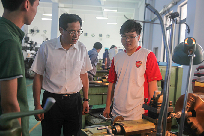 何忠友与学生亲切交谈