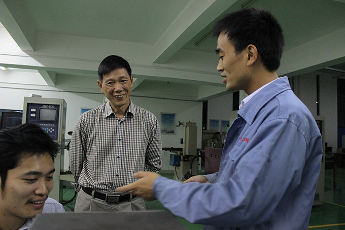 服务队指导老师给高书记讲解教学方式