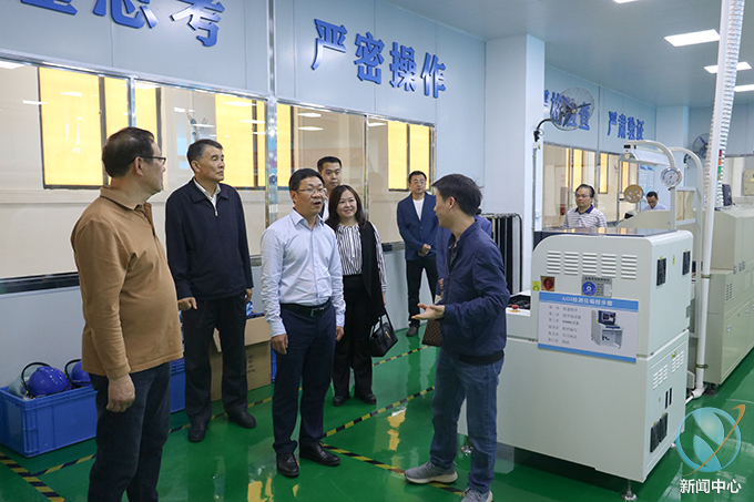 说明: D:\Backup\Documents\WeChat Files\wxid_538tascmzp7l22\FileStorage\File\2023-04\2023.04.10 汕尾职业技术学院校长一行来访交流 摄影:潘峰芝 刘绮欣\已处理\蔡昭权校长,陈德清校长参观电信课室.jpg