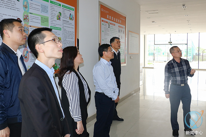 说明: D:\Backup\Documents\WeChat Files\wxid_538tascmzp7l22\FileStorage\File\2023-04\2023.04.10 汕尾职业技术学院校长一行来访交流 摄影:潘峰芝 刘绮欣\已处理\蔡昭权校长,陈德清校长参观.jpg