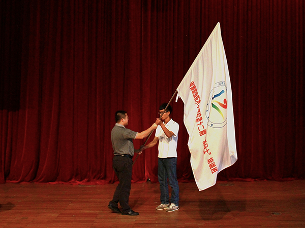 团市委副调研员李旭军为学员代表授旗