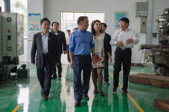 韩国安城市长黄银性、市委副书记黄建中等参观实训室