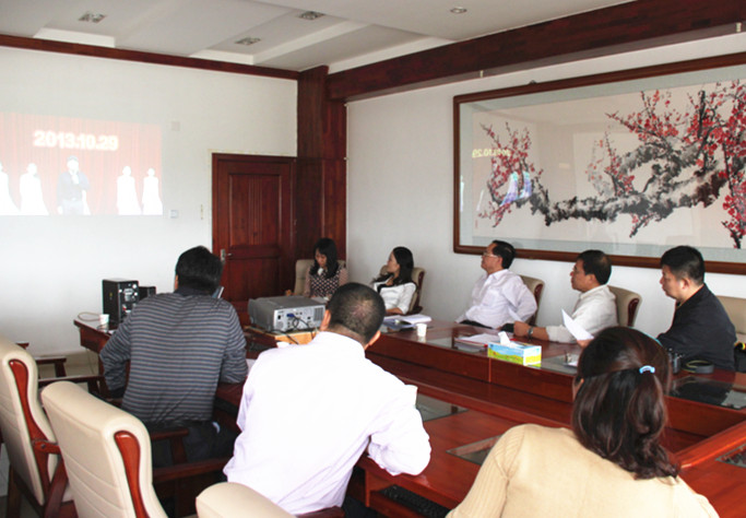 与会人员观看筹备节目