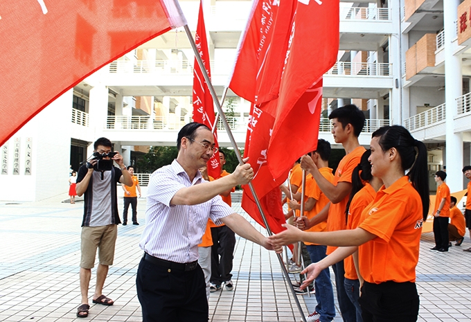 赖小景副校长为志愿者授旗