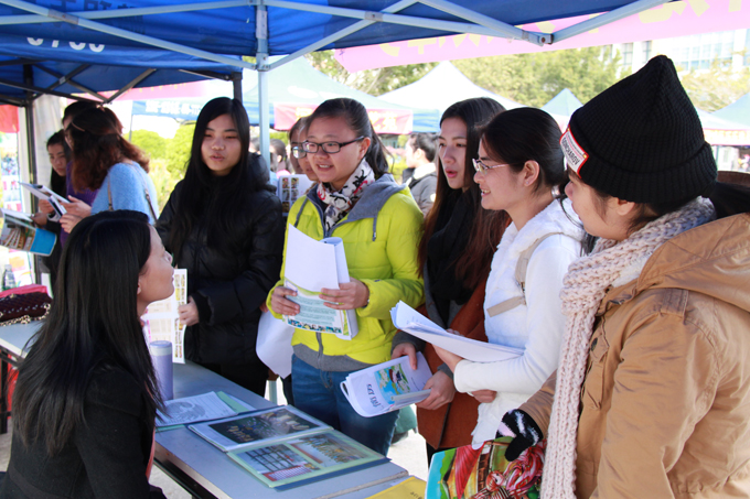 毕业生与用人单位交流