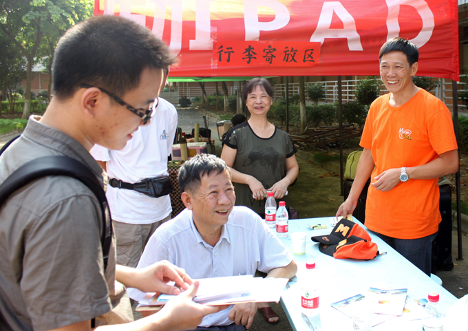 高仁泽书记在迎新大本营行李寄放区与新生家长交谈